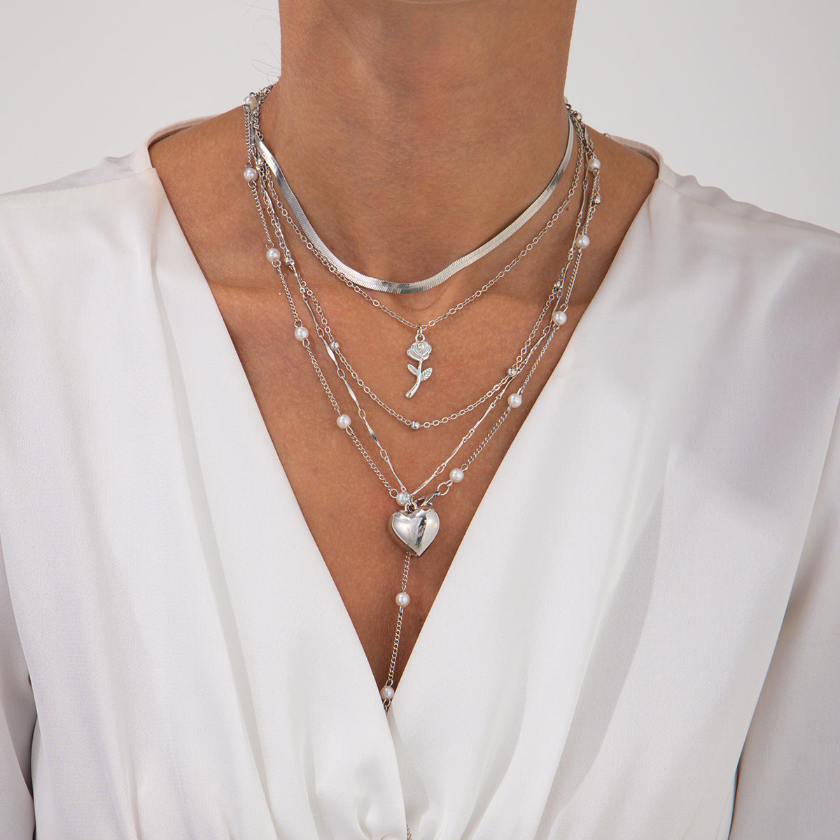 Collar minimalista de capas en forma de corazón con colgante de perlas en cadena de serpiente para mujer