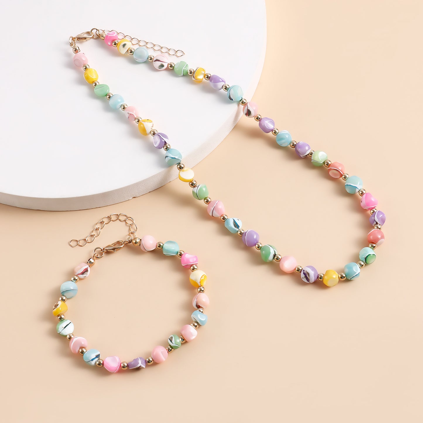 Collar con colgante de concha irregular y cuentas coloridas de dopamina para mujer con acabado chapado y diseño geométrico