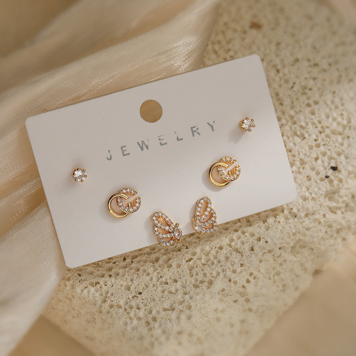 Orecchini da donna geometrici placcati oro 18 carati su base in rame con intarsio di zirconi