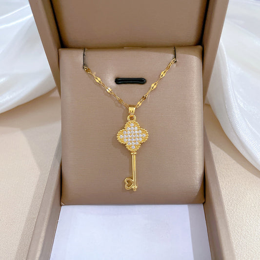 Collana Minimalista Unisex in Acciaio al Titanio a Forma di Trifoglio con Intarsio di Strass, Delicata Catena alla Clavicella