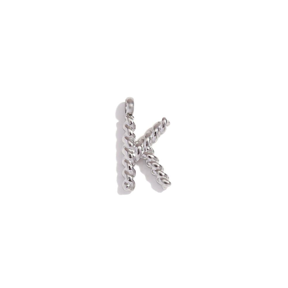 Colgante minimalista de acero inoxidable chapado en oro de 18 quilates con mini letra retorcida para mujer
