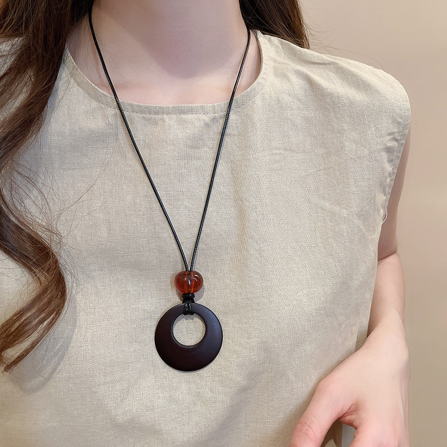Collana con ciondolo geometrico in acrilico stile retrò da donna con charm in lega, fatta a mano, catena a strati alla moda minimalista
