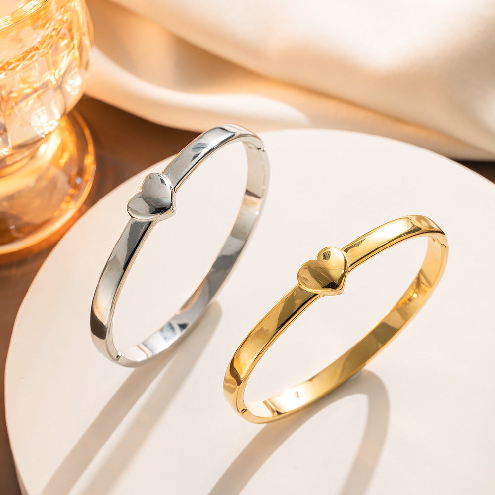 Minimalist Luxury Heart-Shaped Titanium Steel Bracelet for Women with Electroplated Finish, Hypoallergenic and Fade-Resistant