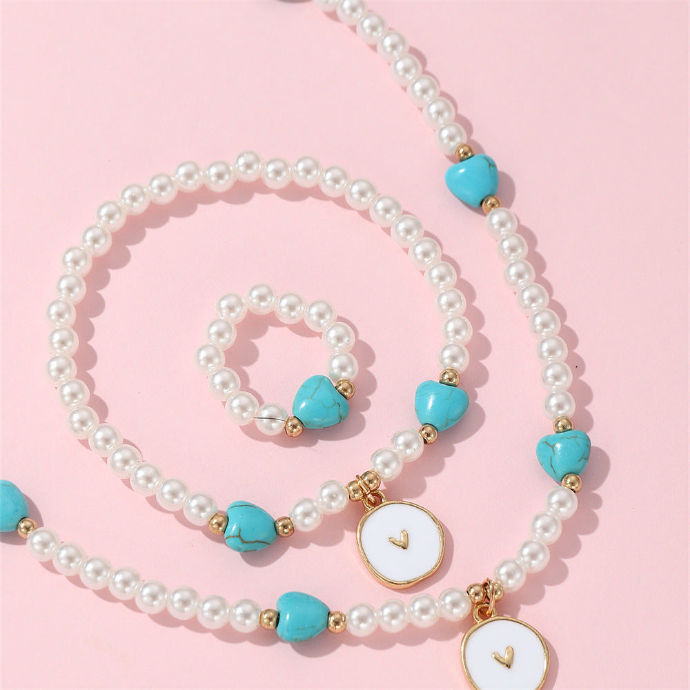 Set di collane con perline di vetro a forma di cuore minimalista per bambini, con dettagli in perle e finitura smaltata