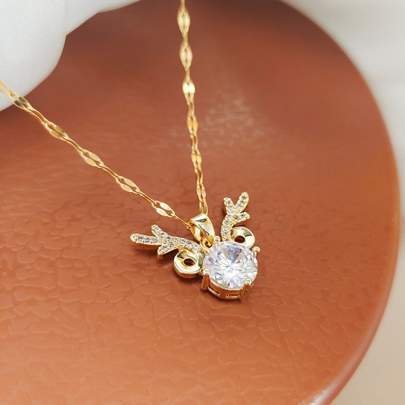 Collana minimalista da donna in acciaio al titanio a forma di cervo con finitura placcata, catena clavicola in stile medaglione raffinata