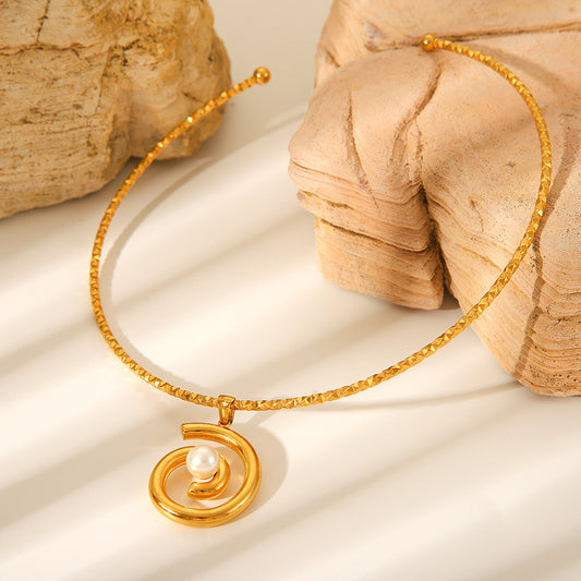Gargantilla abierta de acero inoxidable con baño de oro de 18 quilates, estilo francés elegante, con colgante de perla enroscada para mujer