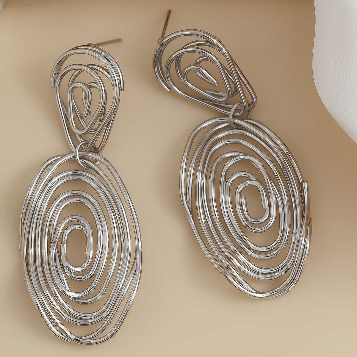 Pendientes de botón geométricos metálicos texturizados con forma de gota de agua irregular de aleación galvanizada para mujer