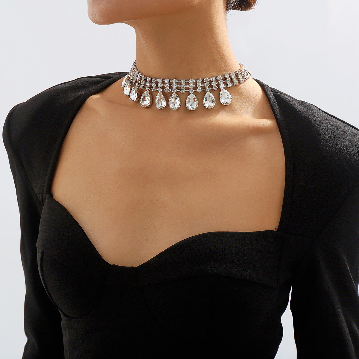 Collar con dije geométrico dulce y atrevido con pedrería y cadena de garra con acabado chapado para mujer