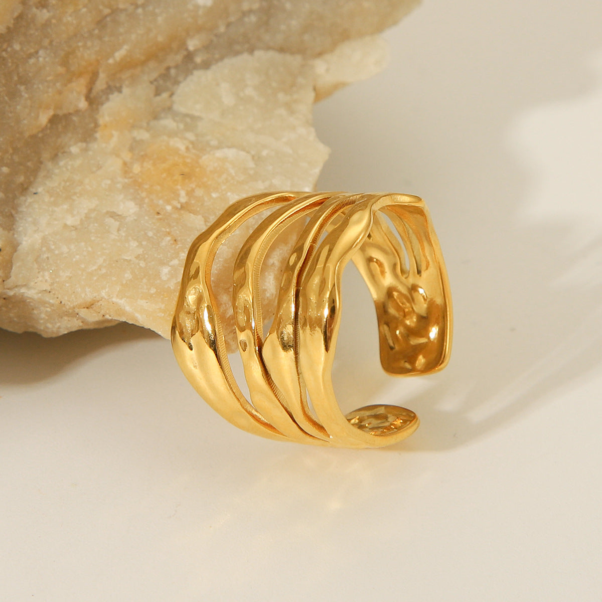 Anello Aperto Minimalista in Acciaio Inox Geometria da Donna con Finitura Placcata e Design dalle Linee Pulite