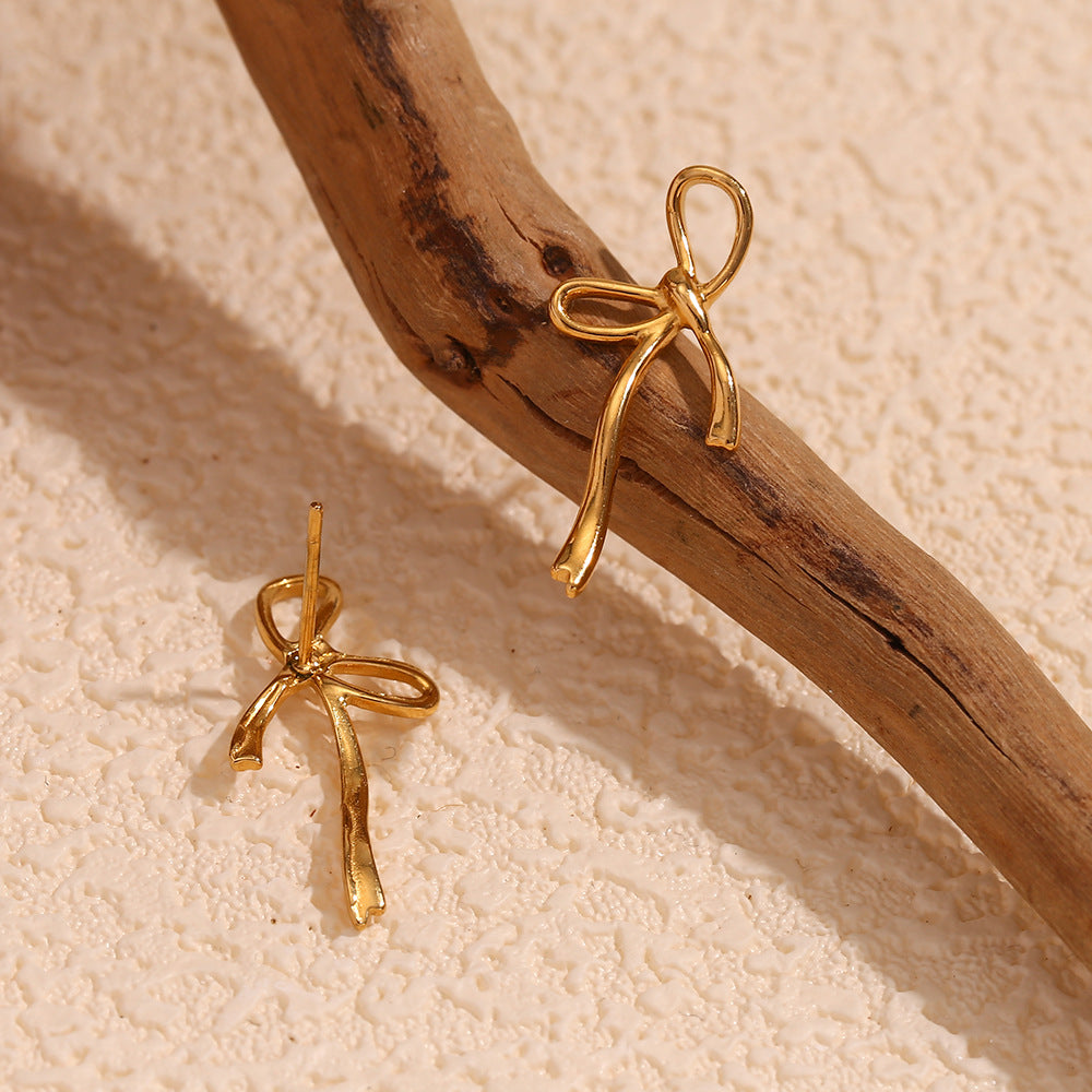 Pendientes minimalistas creativos de acero inoxidable con forma de lazo y baño de oro de 18 quilates para mujer