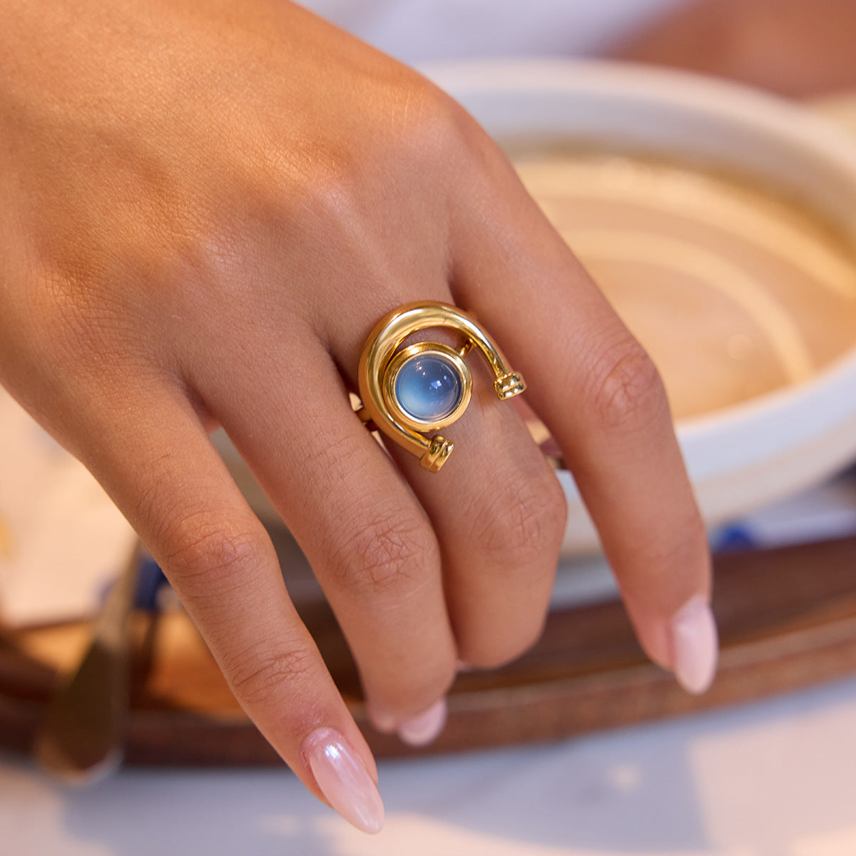 Anillo de resina con diseño de pezuña de caballo geométrica en acero de titanio con acabado chapado, joyería de mano de lujo para mujer