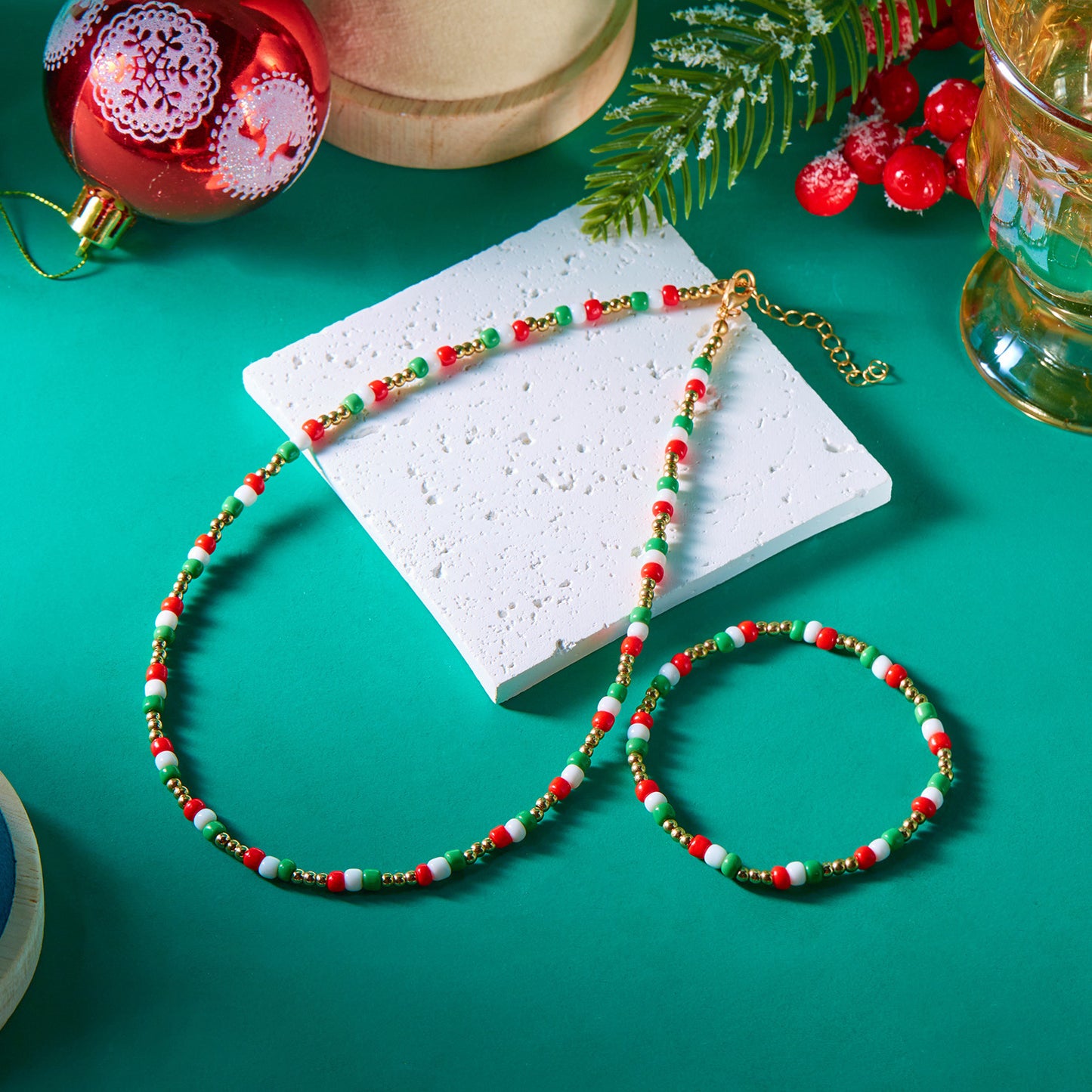 Juego de collar y pulsera de cuentas de arcilla polimérica de estilo étnico vintage y colorido para mujer con detalles de copos de nieve y campanas de Navidad