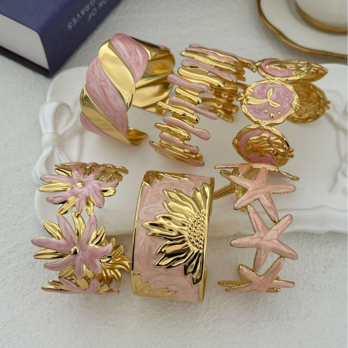 Bracciale Vintage a Forma di C con Stella Marina e Conchiglia, Smaltato e Dorato in Acciaio Inossidabile