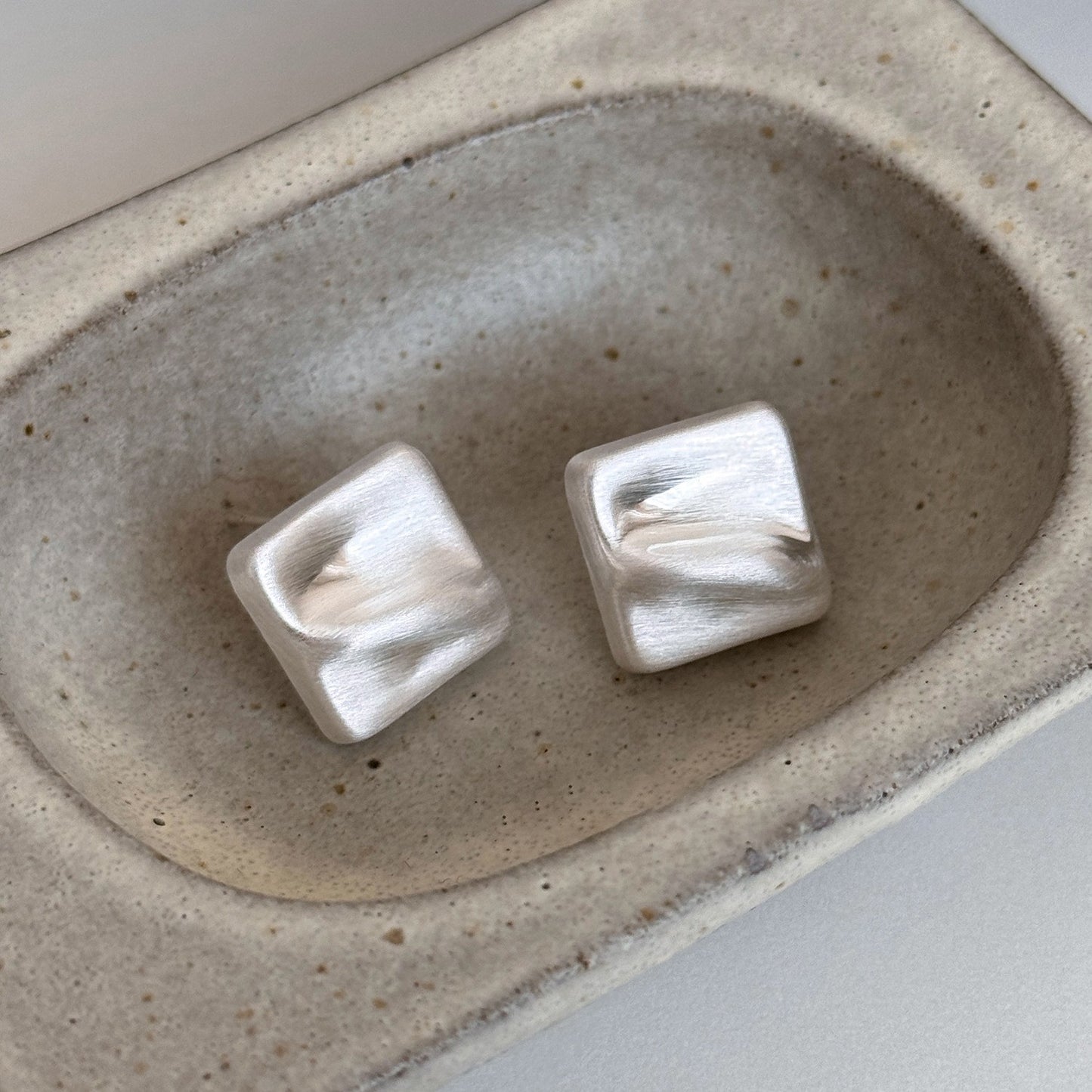 Pendientes de metal geométricos minimalistas con incrustaciones de diamantes de imitación y acabado cepillado para mujer