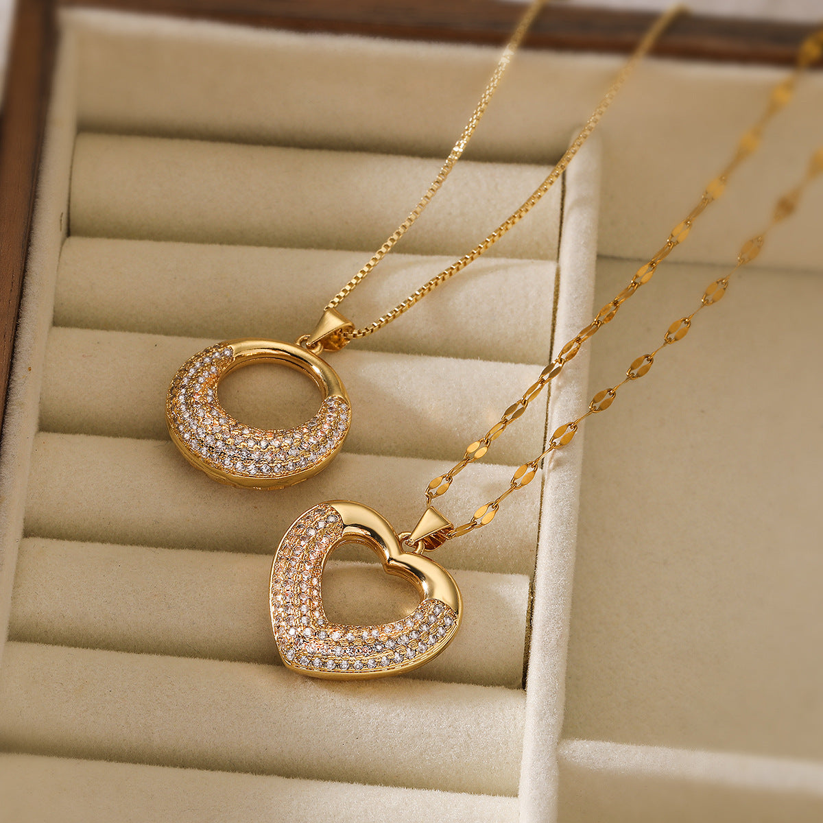 Collana con ciondolo a cuore minimalista in rame placcato oro 18 carati e intarsio in zircone per donna