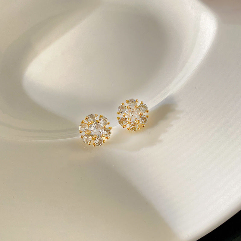 Sweet Elegant Heart Shaped Alloy Plated Stud Earrings with Micro-set Cubic Zirconia and Daisy Floral Design