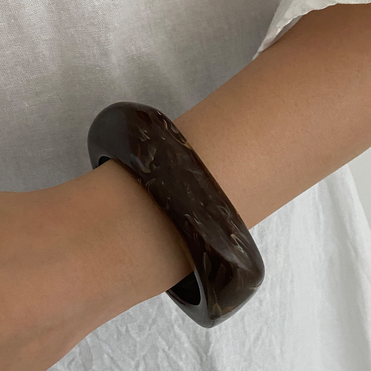 Bracciale Ampio Minimalista Irregolare in Acrilico Marmorizzato da Donna con Finitura Artigianale
