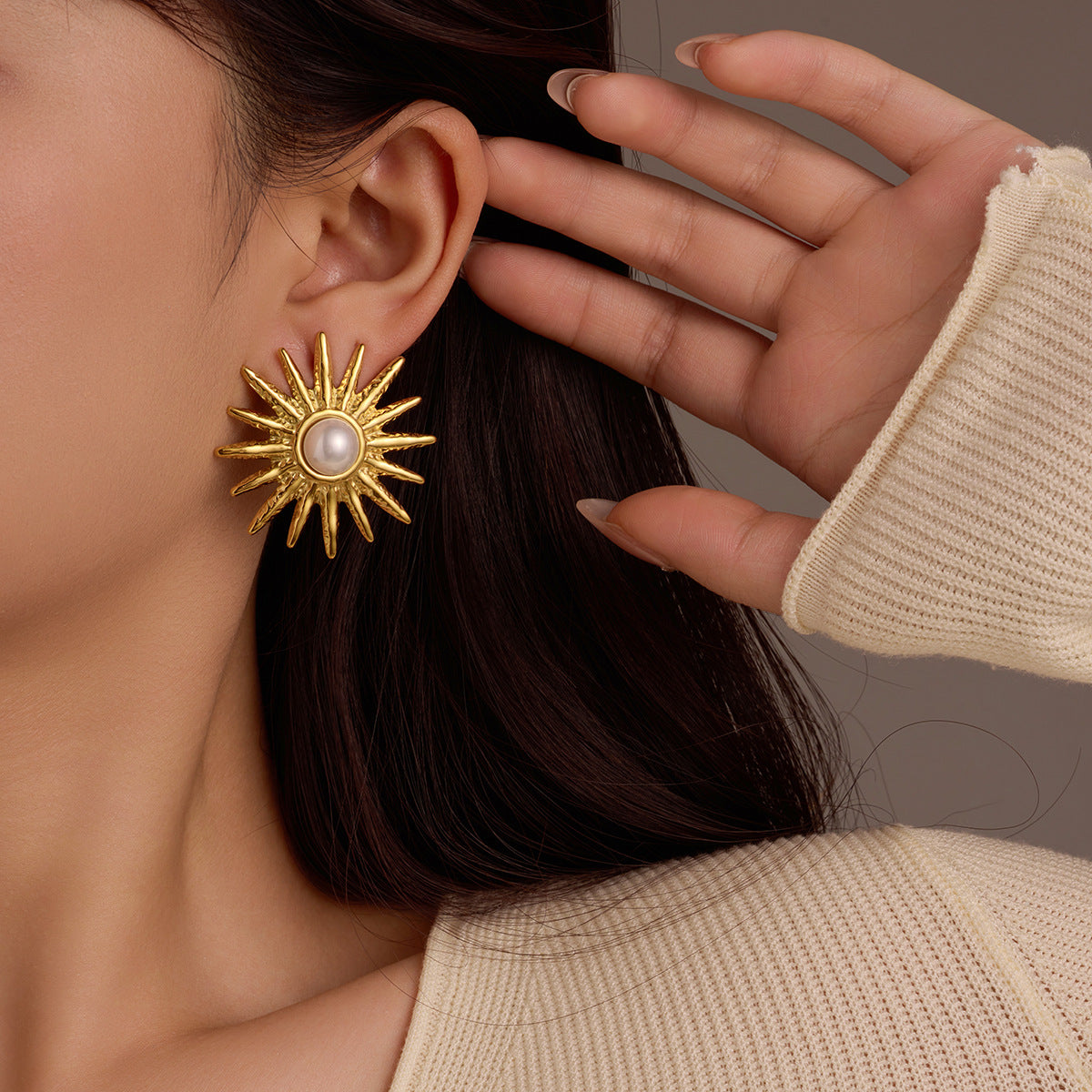 Orecchini a perno da donna vintage a forma di girasole in acciaio inossidabile placcato oro