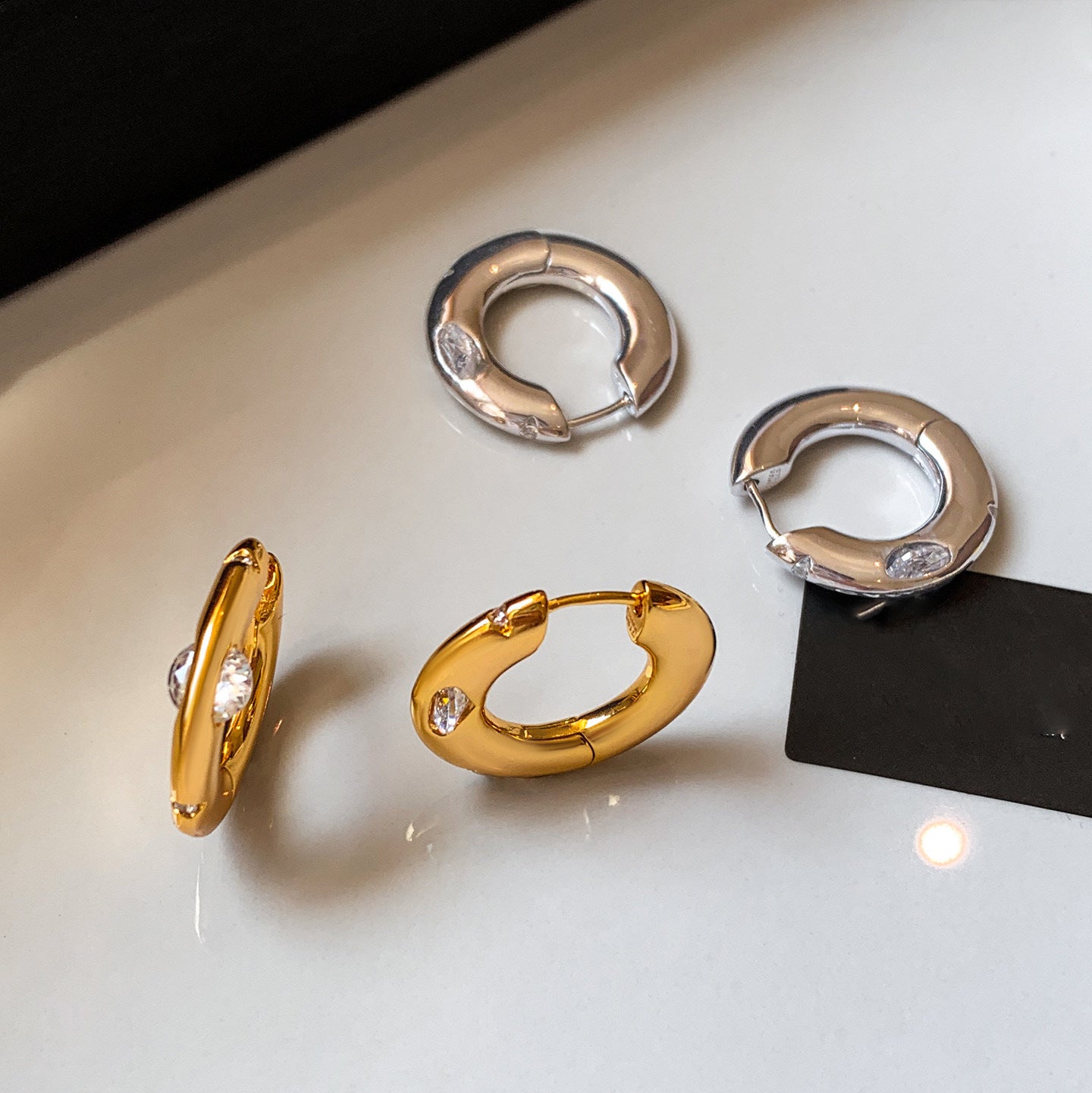 Orecchini a perno da donna in rame placcato oro con zirconi geometrici rotondi, stile lusso minimalista