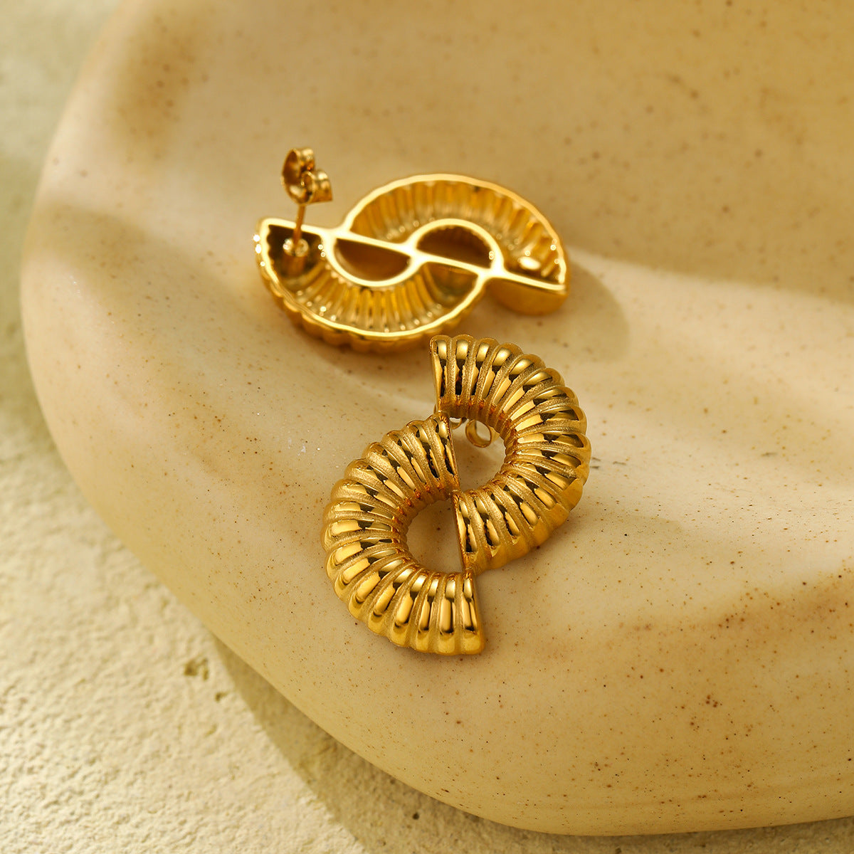 Pendientes geométricos de acero titanio con forma de U huecos de moda para mujer con acabado chapado