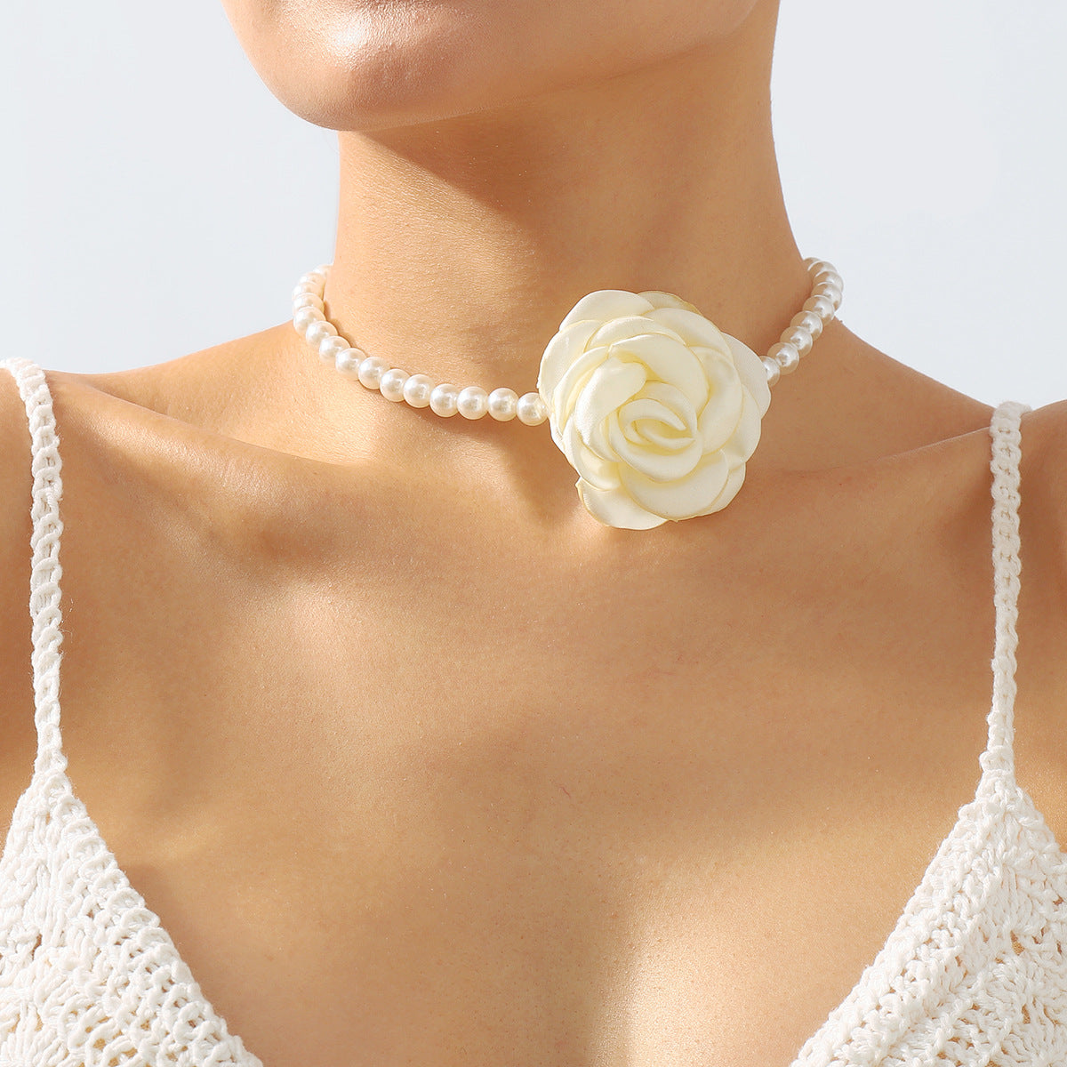 Gargantilla de perlas con diseño floral dulce y atrevido y rosa de tela geométrica en 3D para mujer