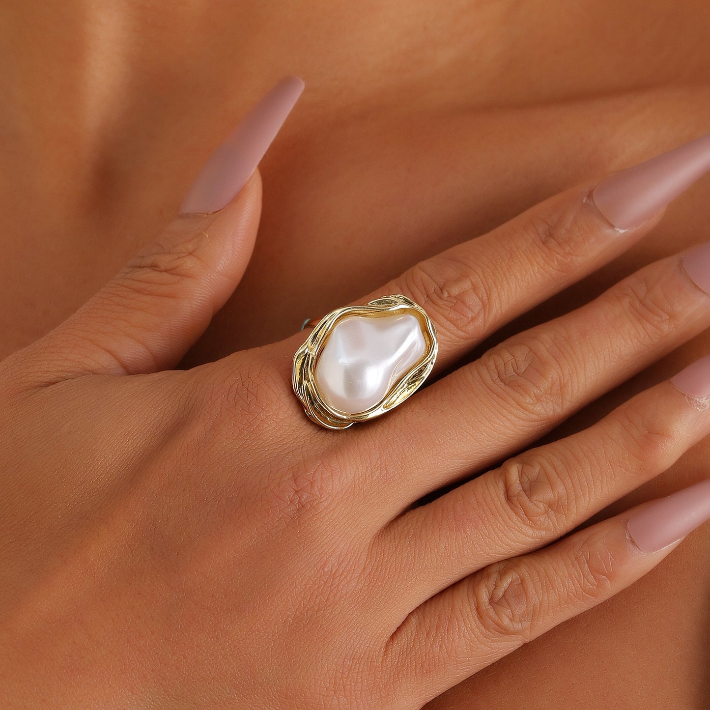 Anillo metálico de estilo francés vintage con forma geométrica para mujer con incrustaciones de perlas y acabado chapado
