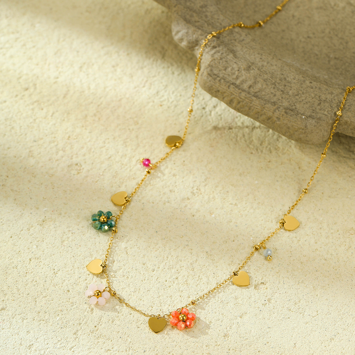 Collar con colgante de corazón floral fresco y dulce en acero inoxidable con incrustaciones de pedrería y acabado chapado para mujer