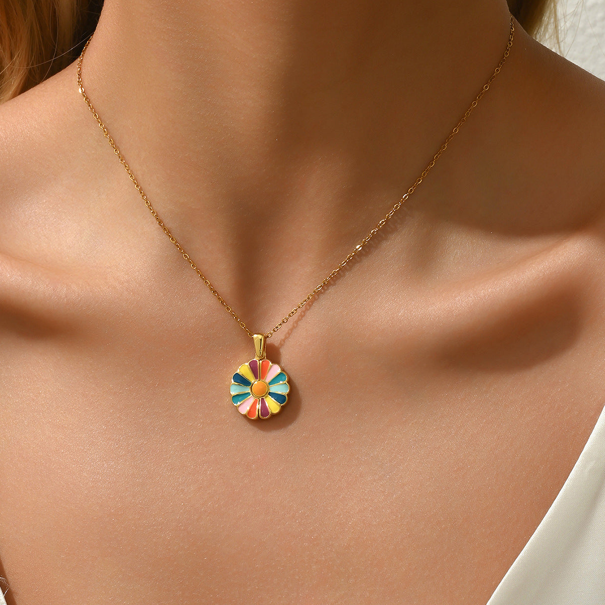 Collar con colgante de girasol de diseño original con esmalte para mujer, forma floral y geométrica, cadena de cobre con colgante de aleación