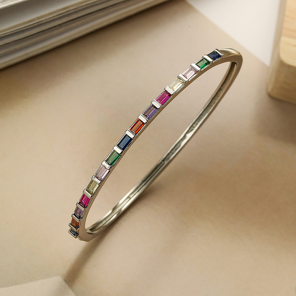 Bracciale da donna minimalista geometrico in rame placcato oro con intarsio in zirconi