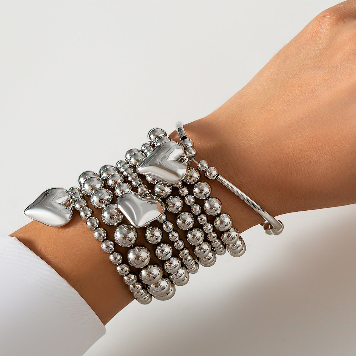 Pulsera elástica minimalista para mujer con perla de imitación en forma de corazón y acabado chapado, ideal para combinar con otras joyas