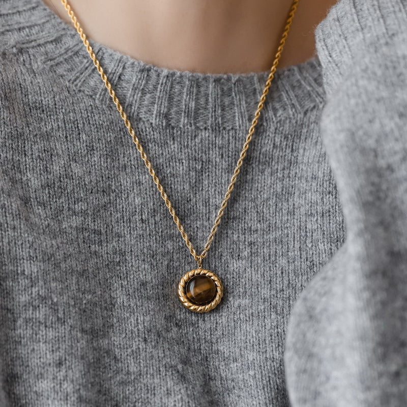 Collana da donna con pendente in occhio di tigre color caramello, catena in lega dalla forma geometrica con finitura placcata, catena maglione in stile retrò minimalista