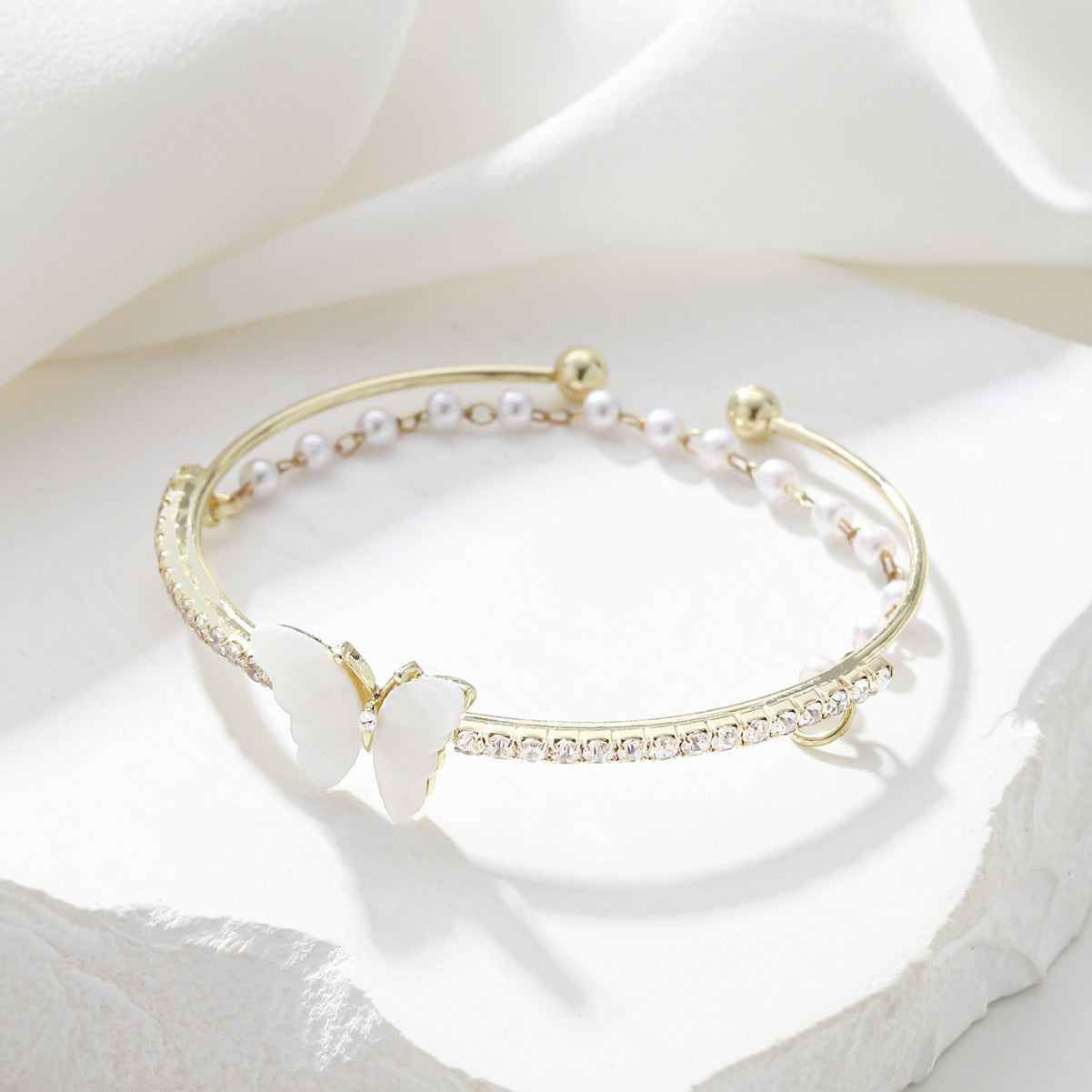 Bracciale da donna in lega a forma di farfalla con intarsi di strass e dettagli in perle, gioiello di moda minimalista