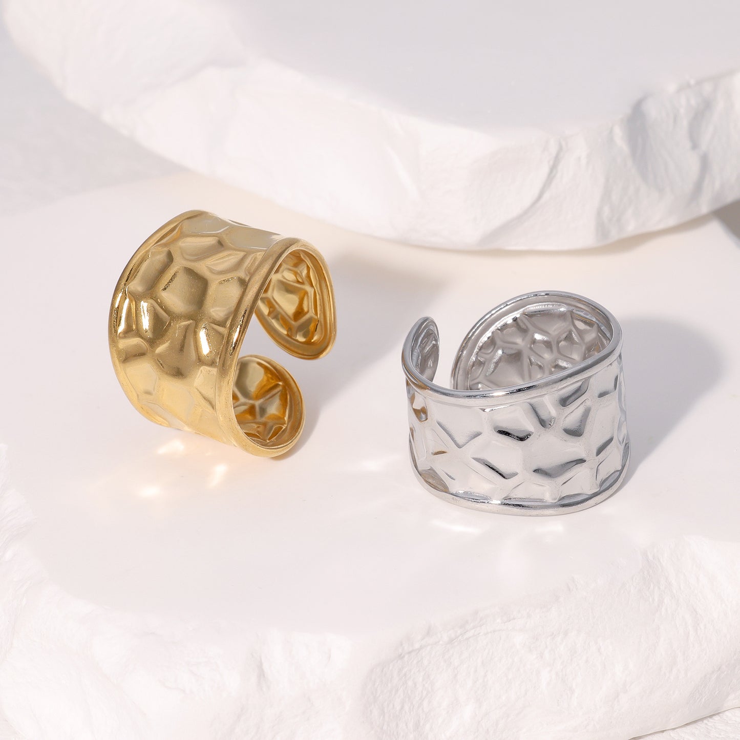 Anello Aperto da Donna Minimalista in Acciaio al Titanio a Fascia Larga con Finitura Placcata e Texture Ondulata