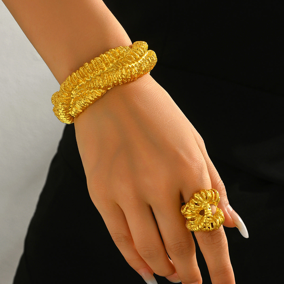 Pulsera de brazalete abierto con diseño arrugado geométrico de moda chapado en oro de 18 quilates para mujer