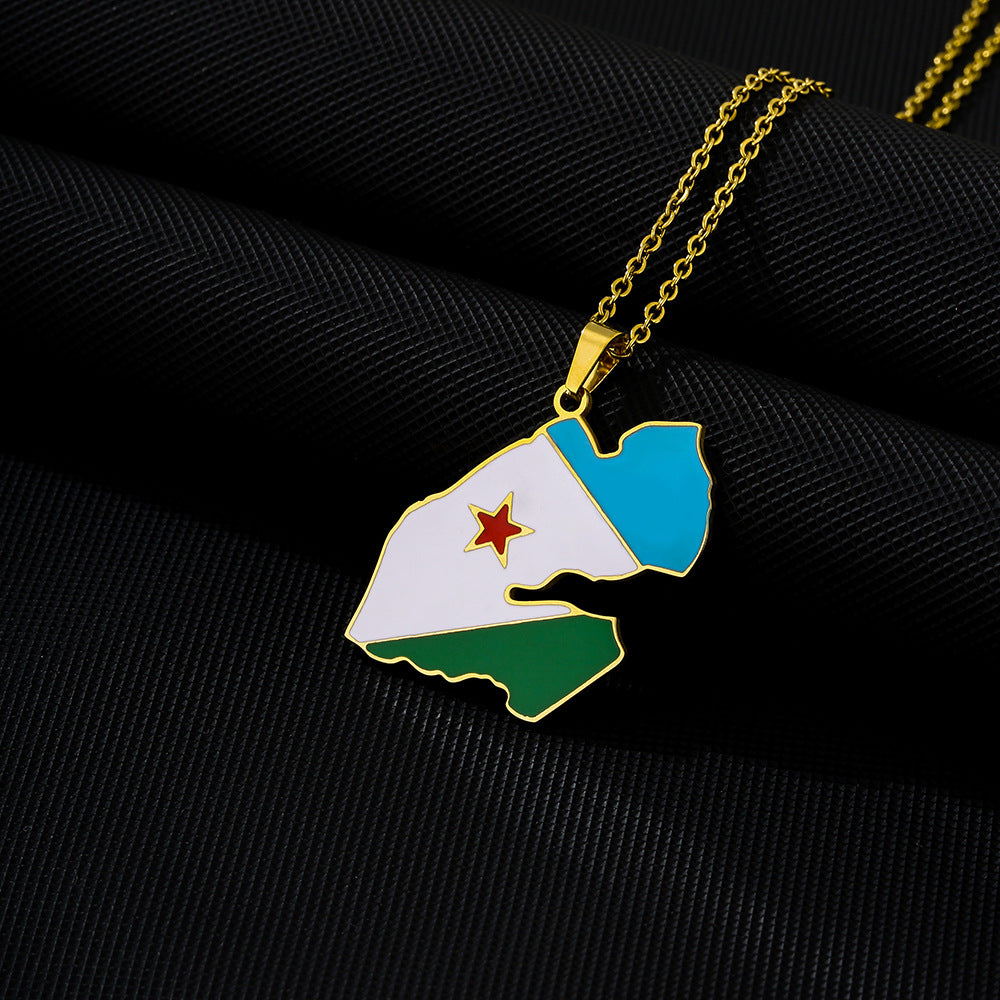 Collar con Colgante de Bandera de Yibuti con Diseño Geométrico Étnico en Acero Inoxidable con Dije de Acero de Titanio y Acabado Galvanizado en Cadena Tipo O