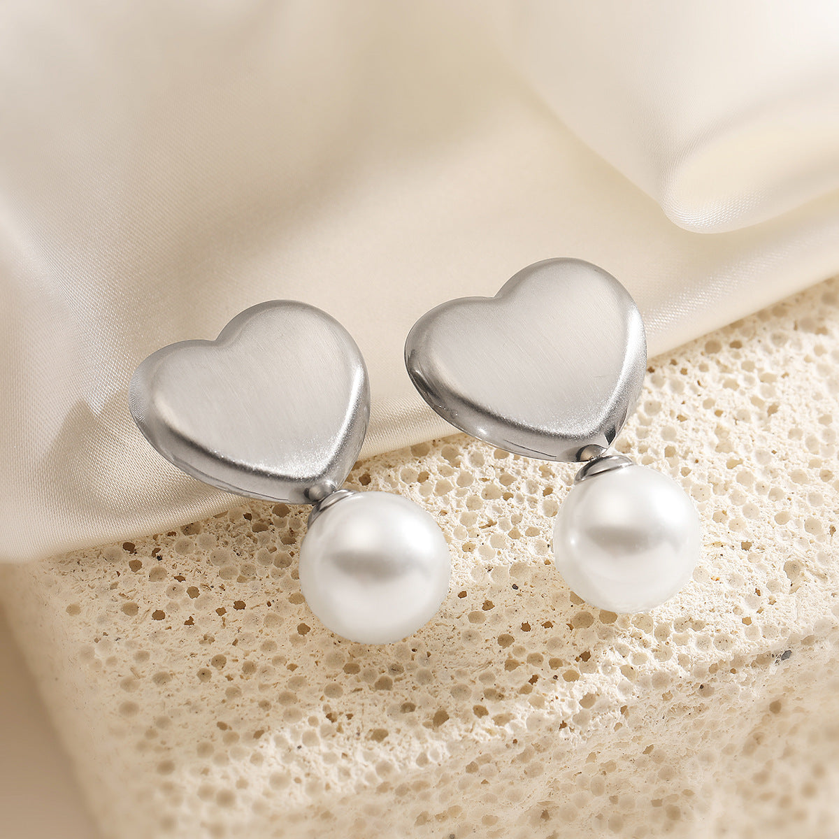 Orecchini a perno da donna minimalisti a forma di cuore in acciaio inossidabile placcato oro 18 carati con perle