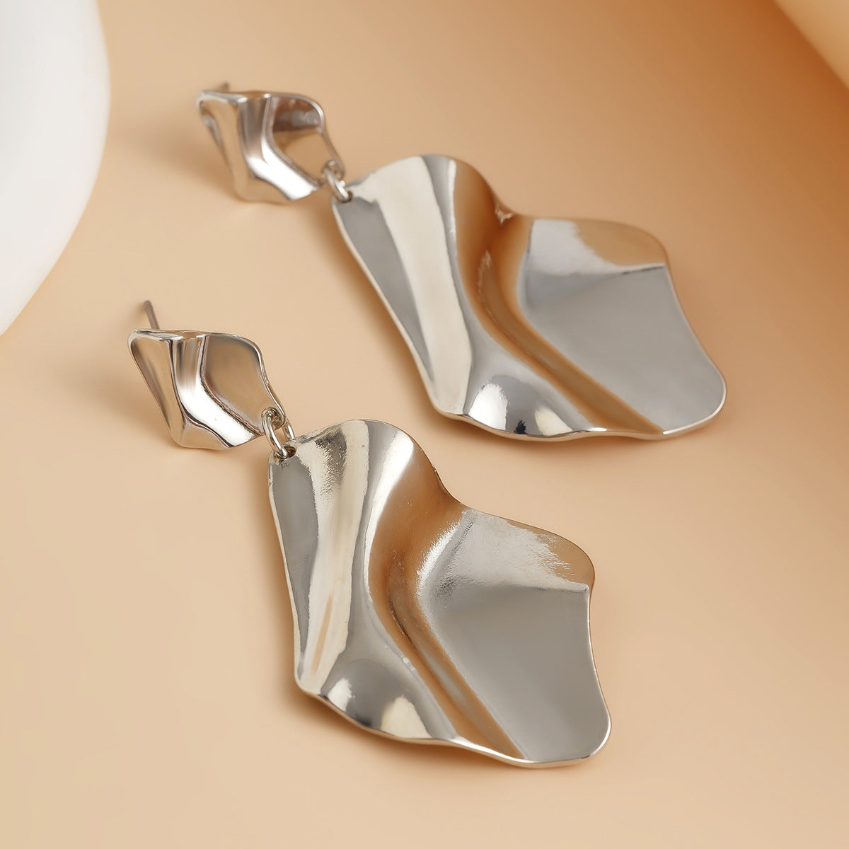 Orecchini geometrici minimalisti da donna con texture metallica e design a girasole irregolare