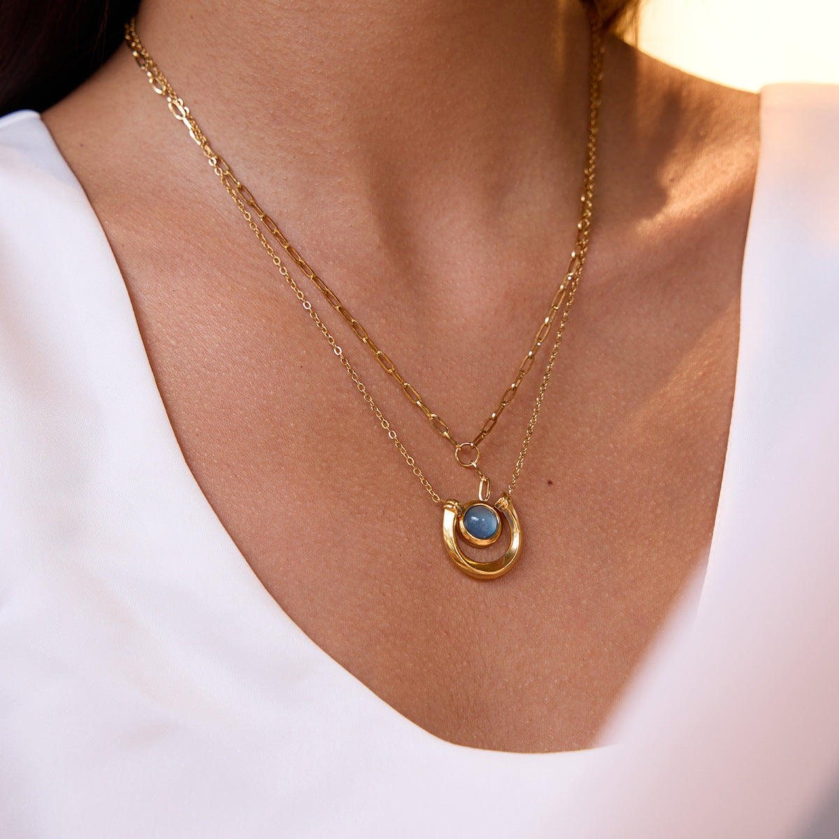 Elegante collar con colgante geométrico de temática ecuestre en acero de titanio con acabado chapado para mujer