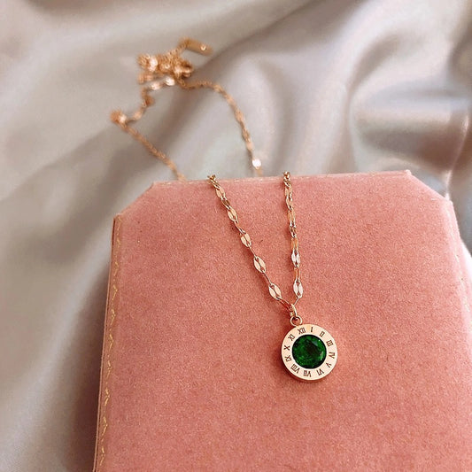 Collana pendente minimalista in acciaio al titanio con numeri romani da donna con finitura placcata e catena a labbra