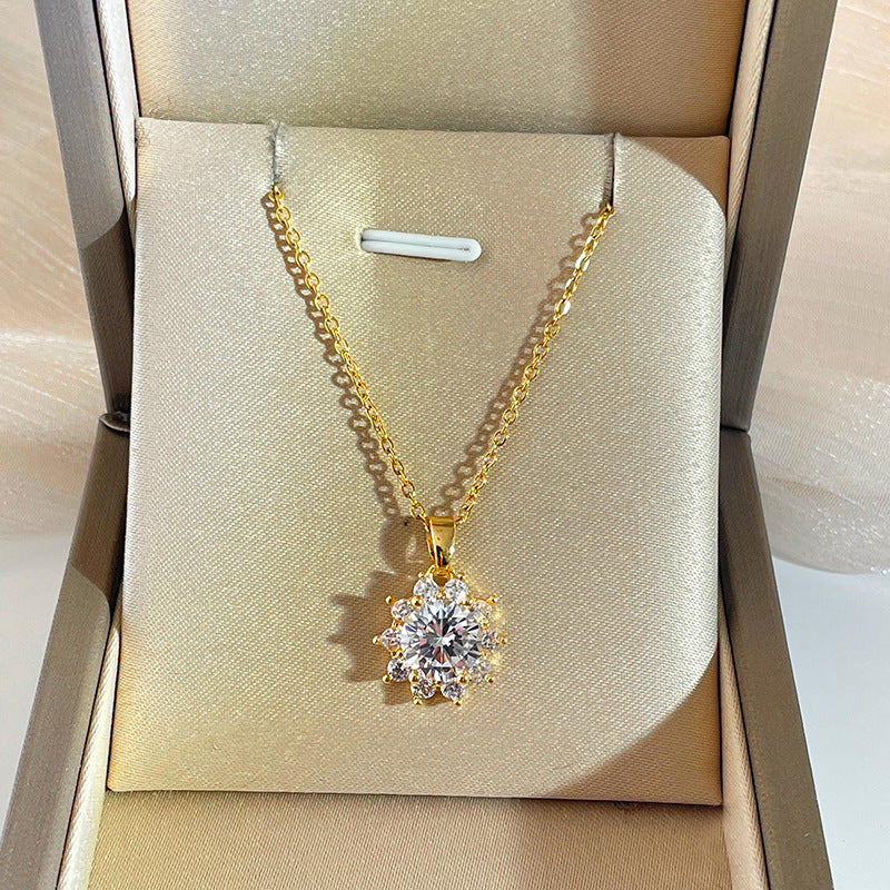 Collana Minimalista Girasole Floreale per Donna in Acciaio al Titanio con Intarsio di Strass e Finitura Placcata Oro 18K