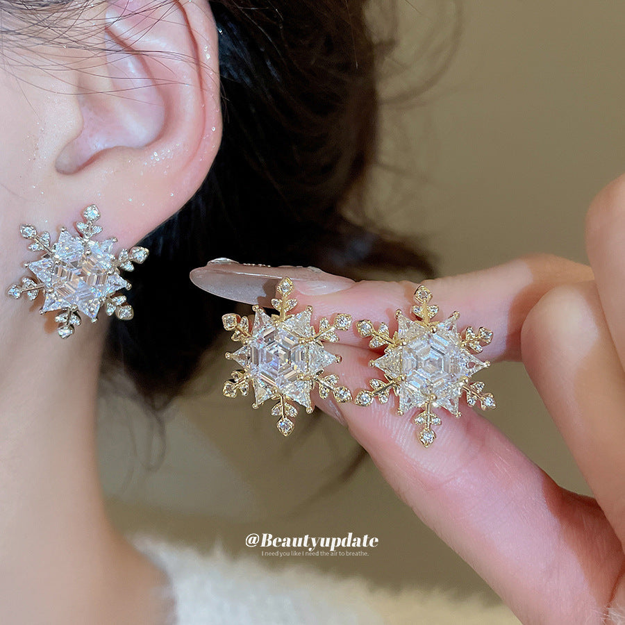 Elegantes pendientes geométricos en forma de copo de nieve con incrustaciones de circonia cúbica sobre postes de plata de ley 925 para mujer
