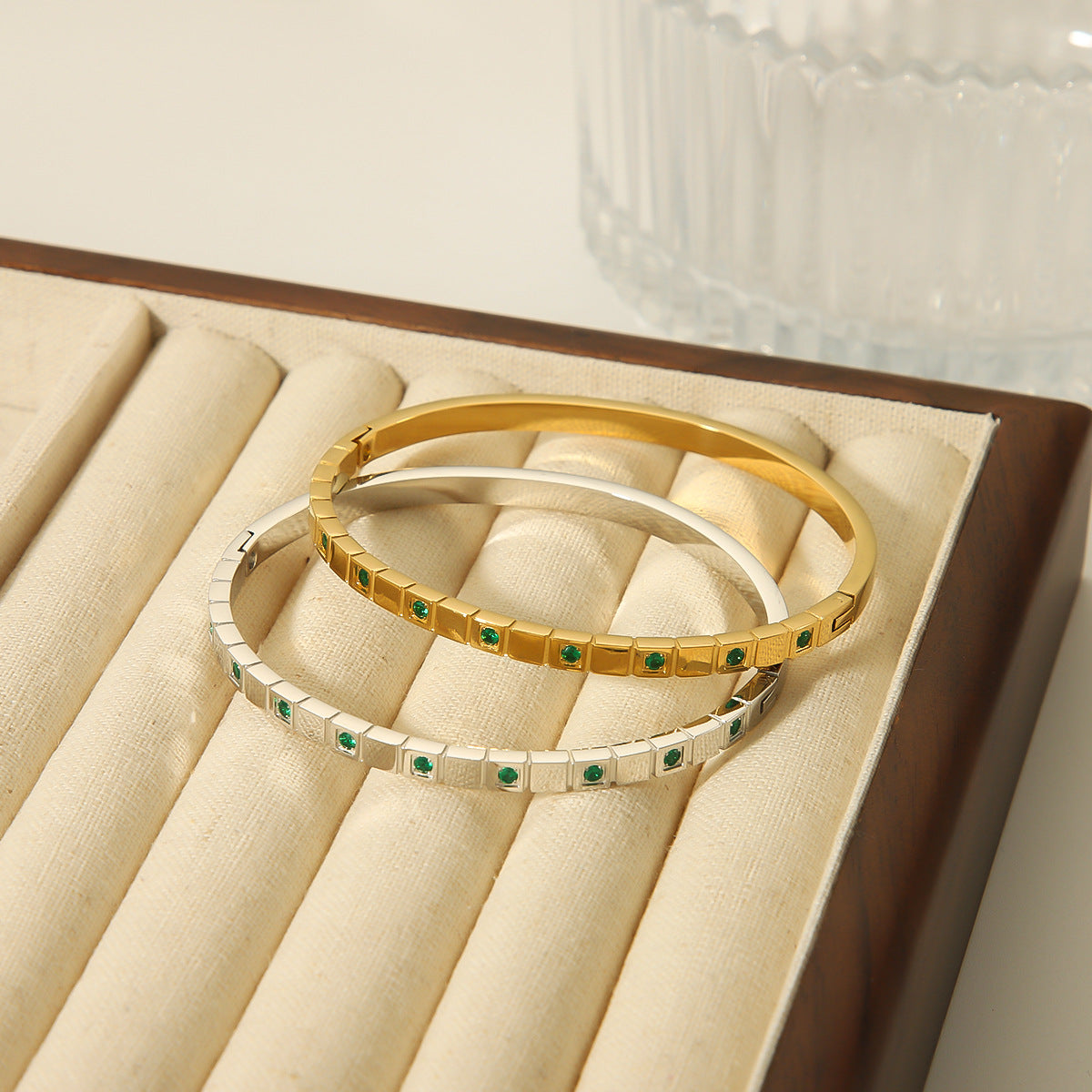 Bracciale Minimalista in Acciaio Inossidabile con Intarsio di Zirconi Smeraldo, Design Geometrico Quadrato in Acciaio al Titanio, Gioiello Elegante da Donna