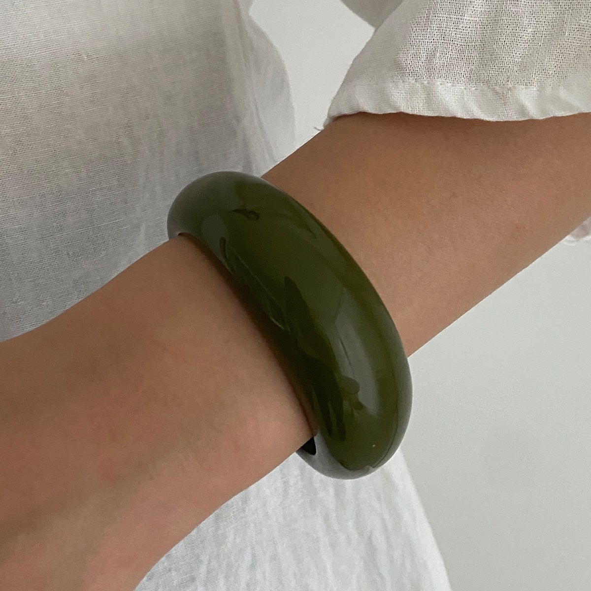 Bracciale rigido aperto minimalista in resina a forma di C con design geometrico irregolare per donna
