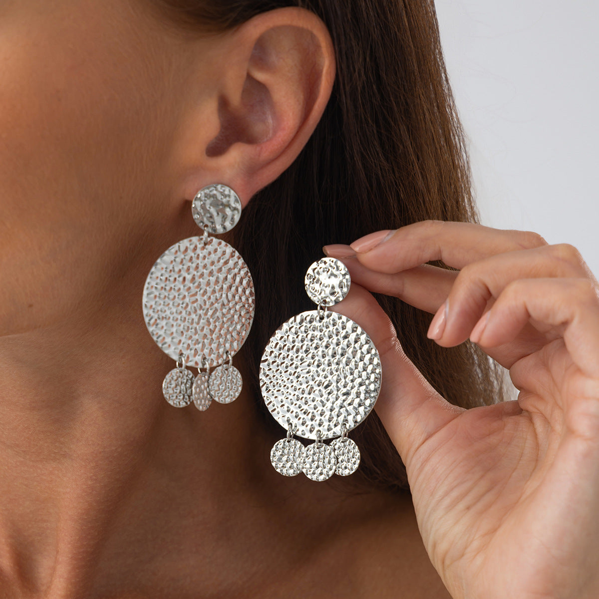 Pendientes de tachuela redondos, geométricos y minimalistas para mujer con superficie pulida y detalle floral trenzado
