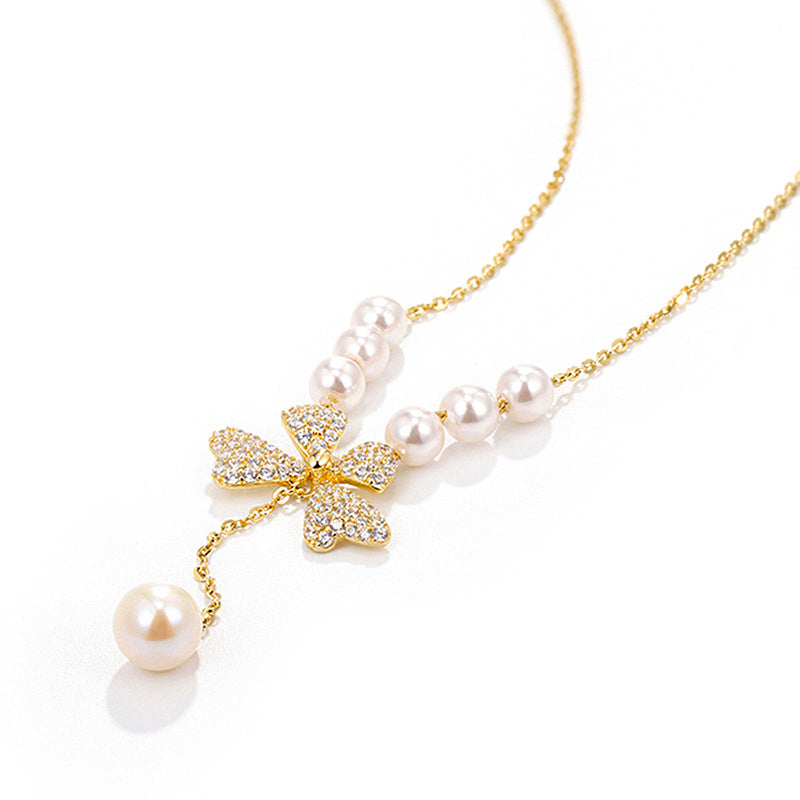 Collar con colgante de mariposa minimalista para mujer, cadena delicada de clavícula chapada en acero de titanio con diseño geométrico irregular