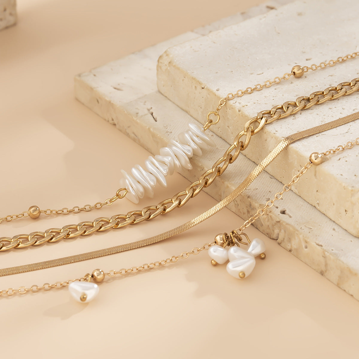 Collar con colgante de cruz minimalista para mujer con cadena de serpiente de acero de titanio y detalles geométricos irregulares de perlas de imitación