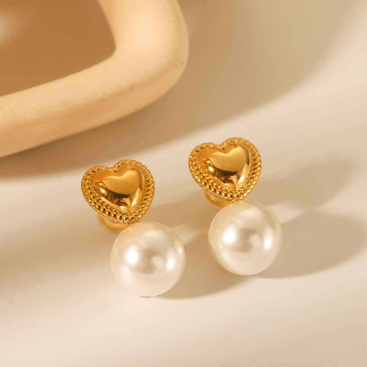 Orecchini a perno a forma di cuore in acciaio inossidabile placcato oro 18 carati con perla per donna, alla moda