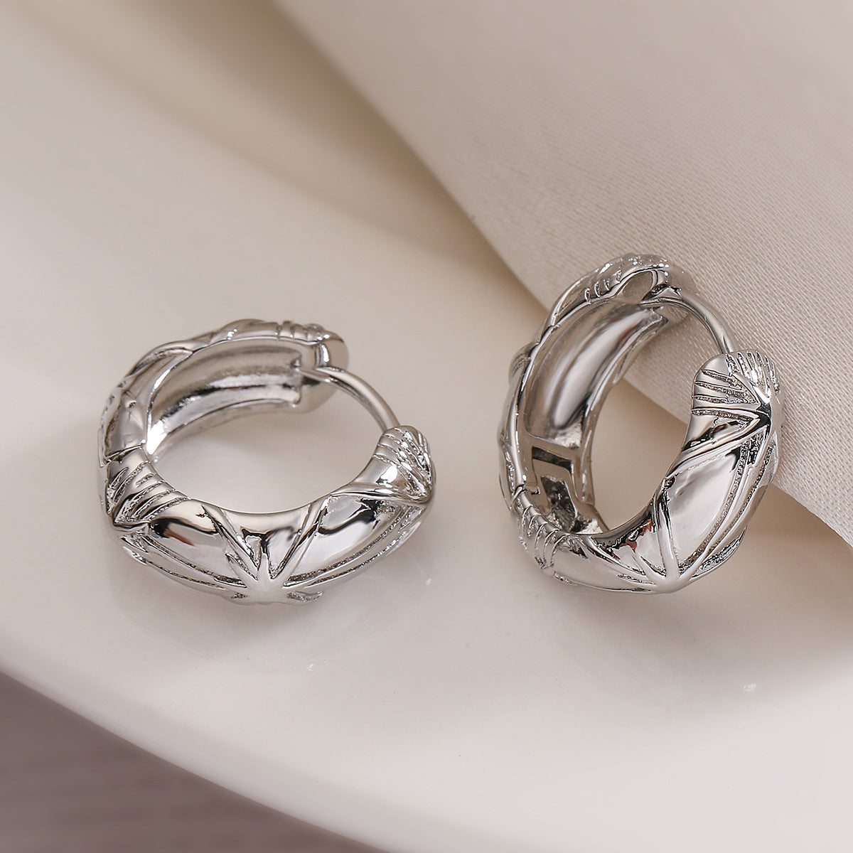 Orecchini geometrici minimalisti in rame placcati oro con zirconi per donna