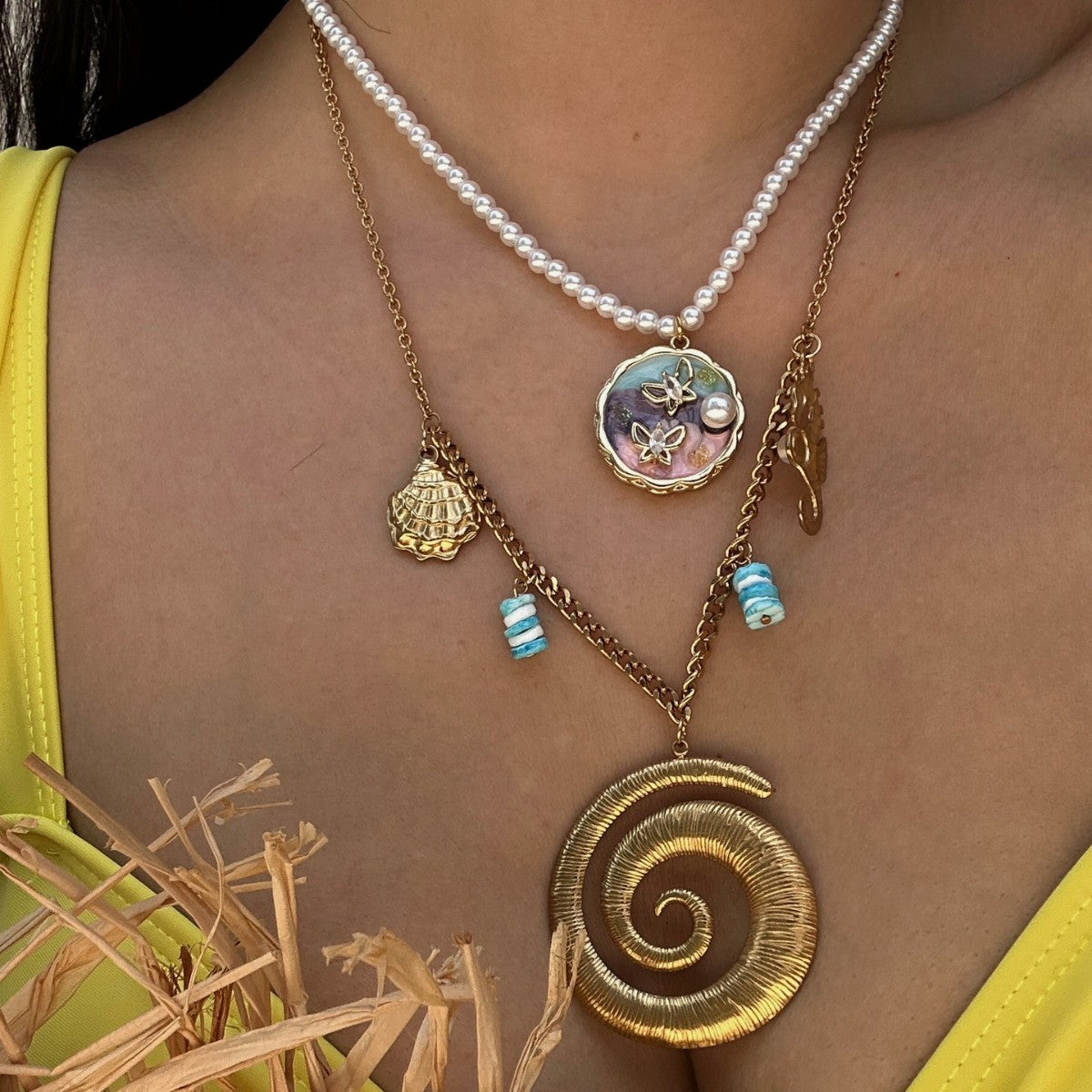 Casual 18K Gold Plated Geometric Stainless Steel Necklace with Rhinestone Shell Pendant for Women