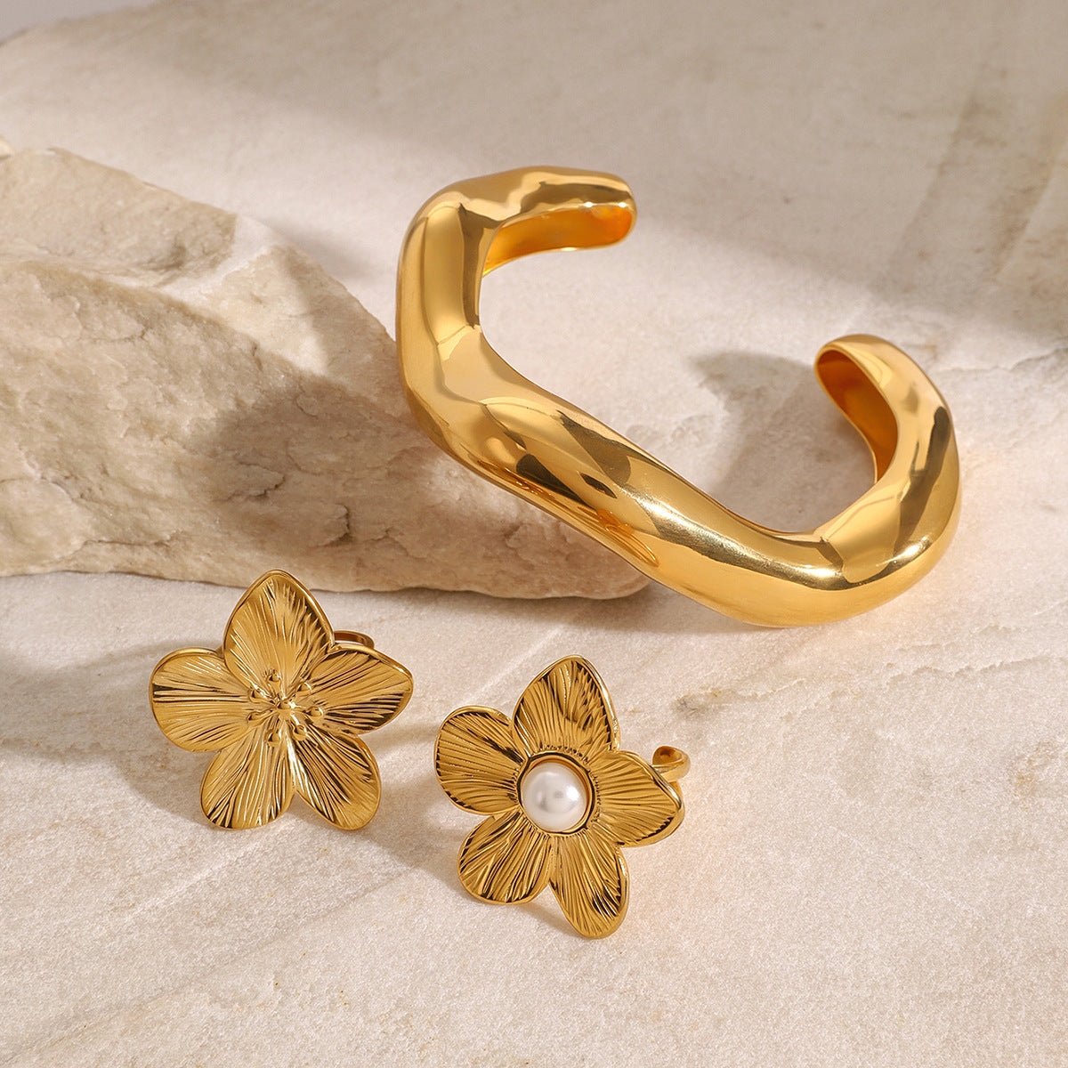 Bracciale rigido aperto minimalista in acciaio inossidabile con perla e dettagli floreali, gioiello da mano in titanio e acciaio